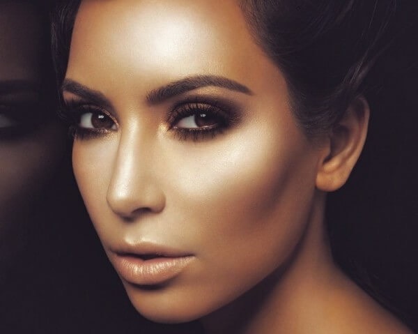 This is the last step of contouring that allows you to enhance certain areas of your face by applying a highlighter. The areas that you should highlight include the tops of your cheekbones, the center of the forehead and the bridge of your nose.

