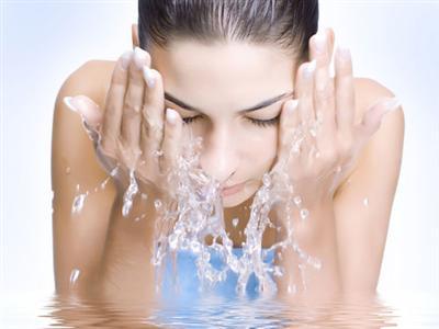 Splash cold water on your face or rub an ice cube on your face. The water is like a key to your pores; hot water unlocks, cold water locks. Doing all of these steps will get all of the dirt and bacteria out. Doing this everyday for a week will bring you happy, healthy, pretty skin!