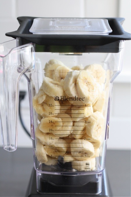 Put the frozen banana slices in a blender.