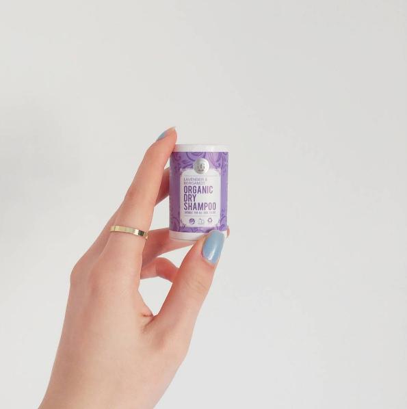 Thankfully G&G Organics have answered our hair prayers with their organic dry shampoo 🙌🏽  which is:🌱Non-toxic 🌱Vegan 🌱Non-gmo 🌱Talc-free. 🌱Cruelty-Free 🌱Safe for the environment(Shown in "mini" size)
