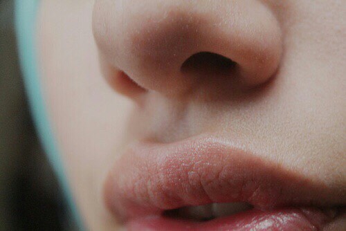 Especially in cold or dry weather, lips can easily become sore, dry and cracked. Argan oil is the ideal product to ensure lips stay plump, soft and supple. Rub a drop or two into dry lips as a balm – but be sure to wipe off any excess.