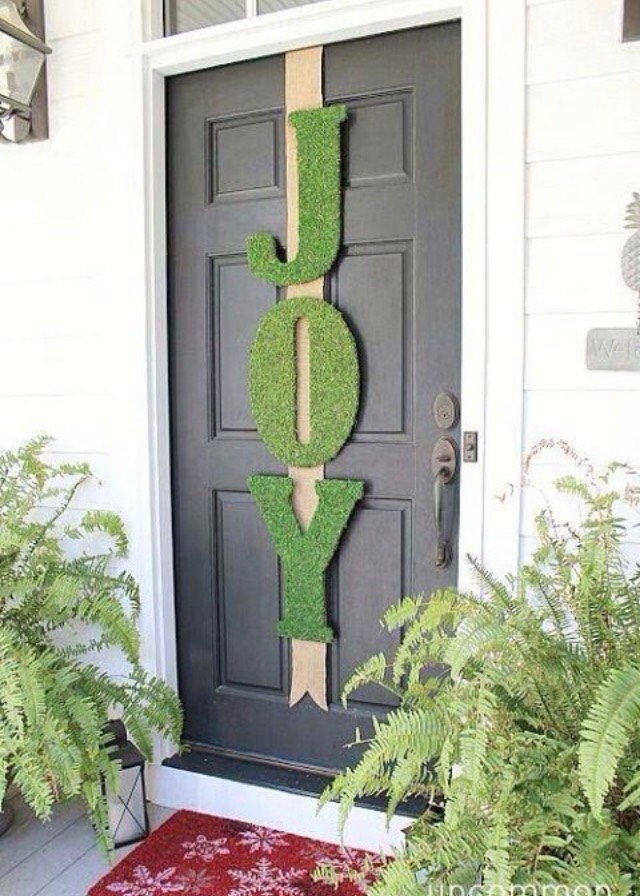 Get a burlap strip, and felt letters to make this decoration!
