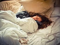  MOISTURIZE
Regardless of your age, this is one of the surefire ways to get prettier while you sleep. Use an anti-aging night cream, preferably one that contains hyaluronic acid. It draws water into the skin and smooths wrinkles. Don’t forget to moisturize your hands and other dry areas, too! 