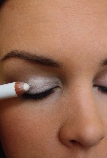 To make any color pop just add a white pencil color or cream eye shadow as a base all over your lid. From there you can apply and eye shadows you pleaseπ I recommend NYX cream stick in the color MILK.