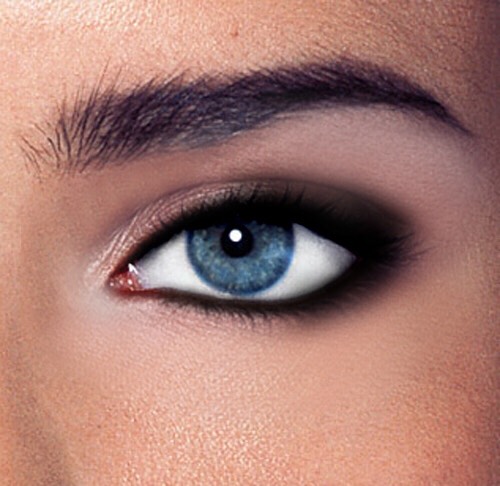 We all love the look of a smoky eye but don't always have the time. Here's how you can recreate the look of a smoky eye on the go. All you need is eyeliner and your fingers. 