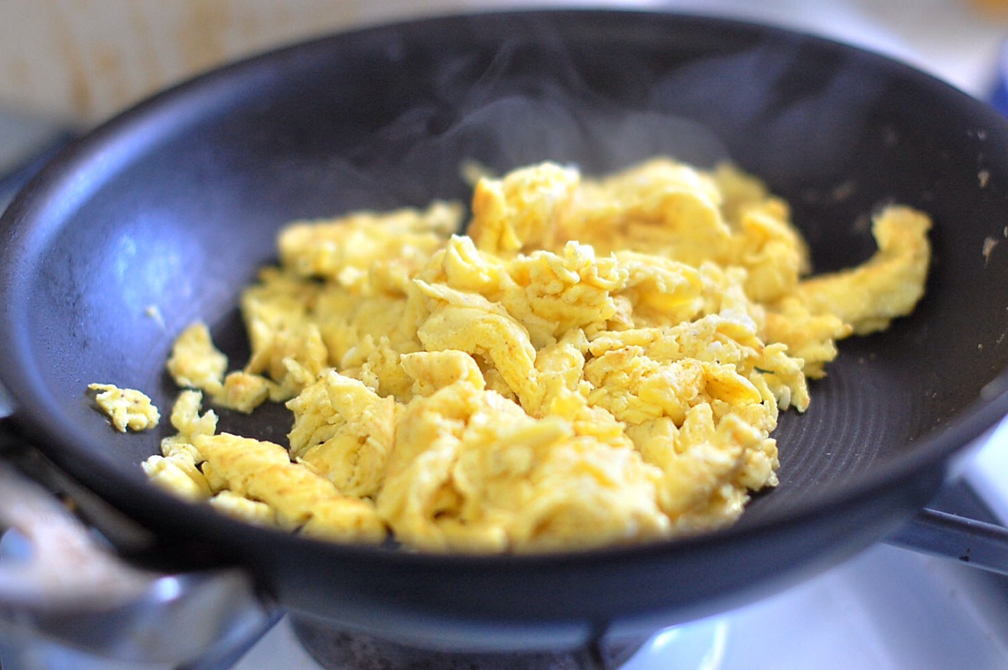 Pour the egg, bacon, garlic and pepper mix into a pan, and fry lightly with a splash of olive oil. Fry until the eggs and bacon are cooked thoroughly. 