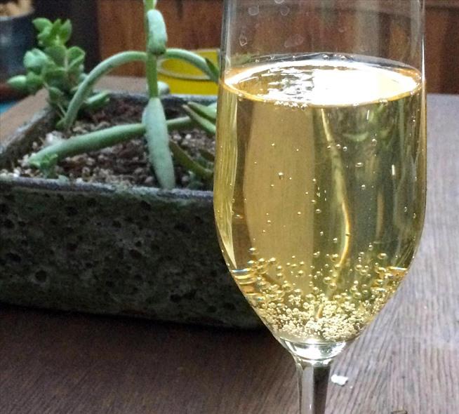 Cheap sauvignon blanc thrown together with ginger ale and a little club soda makes for one classy-looking glass of bubbly.