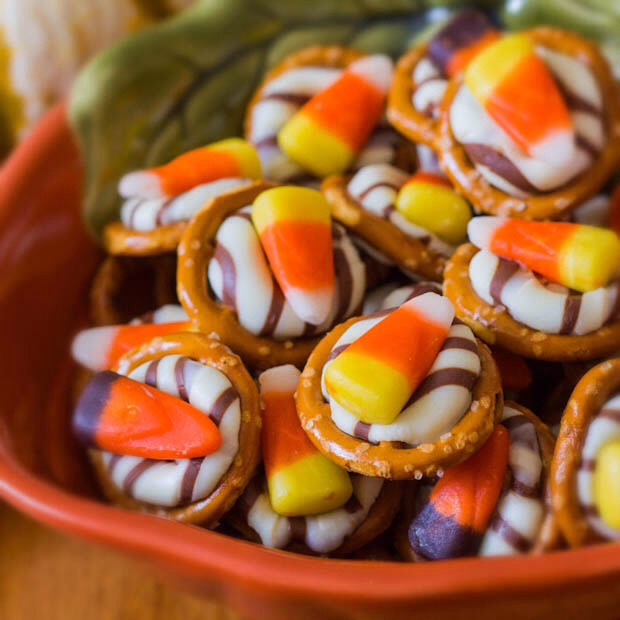 🍬Candy Corn Pretzel Hugs! AWESOME For Halloween!🍬