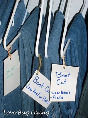 When you’re in a hurry to get ready, find the RIGHT jeans instead of always wearing the same pair because they all look the same on the hanger! All you need are some index cards and some rubber bands.