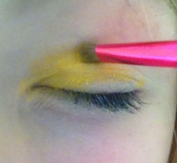 Brush the lightest color from the beginning of your eyelid to the top crease😉😊💓