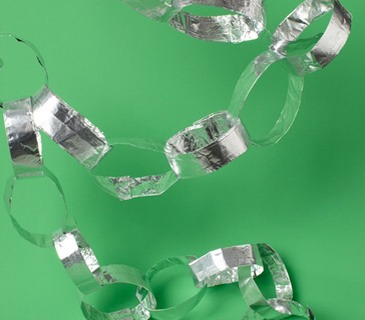 Aluminum Foil as Party Garland.Twist foil into links to make a sparkly garland for an almost-instant party decoration.
