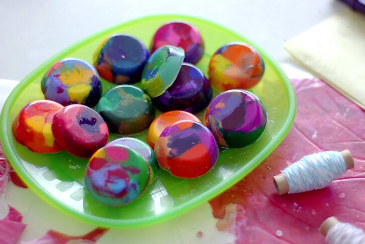 Now put this colourful pan in to the oven and left for 10 to 15 minutes until all crayons are completely melted.
All is left to do is to let the Melted Crayons Cookies cool after removing from the oven. Then get out from the pan – they will drip when you flip the pan.