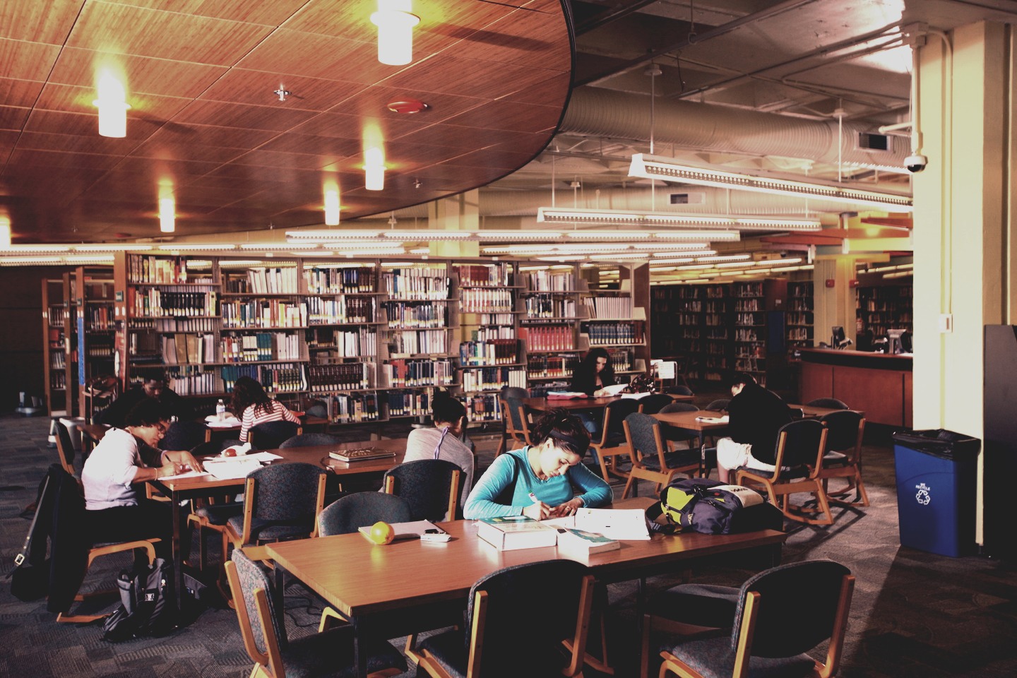 Step 2: Find the Perfect Study Area
-if you have a desk, use it. You should always keep it clear so that its ready for use.
-NEVER study in a messy room.
-if you cant find a quiet place in your house, most libraries have small areas for people to study, plus theres internet access.