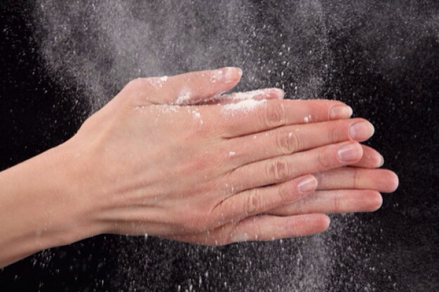 2. Apply baby powder or sprinkle a little powder on bedsheets 