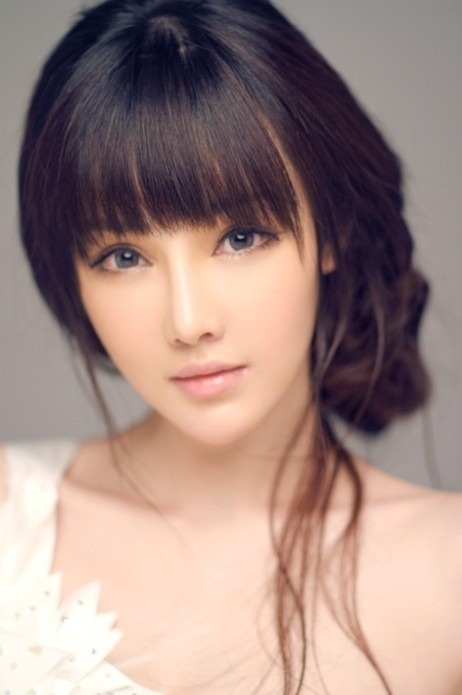Some of the best beauty techniques deal with fighting the signs of age. Growing old gracefully is a beautiful thing – and you don't need to rely on Botox, collagen, and things like that. Rather, do what women in China do: drink white tea. It will help shield your skin from free radicals.