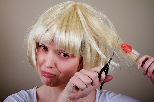 🙆• gum stuck in your hair? rub in some peanut butter and it'll slide right out - 