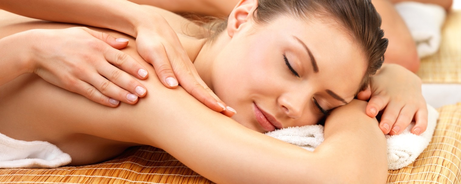 Give yourself a body massage

A full body massage with olive oil or coconut oil stimulates your cells and helps tighten your skin. It improves the blood circulation around the area of the saggy skin. This in turn helps the tissues and muscles under the skin to tighten up.