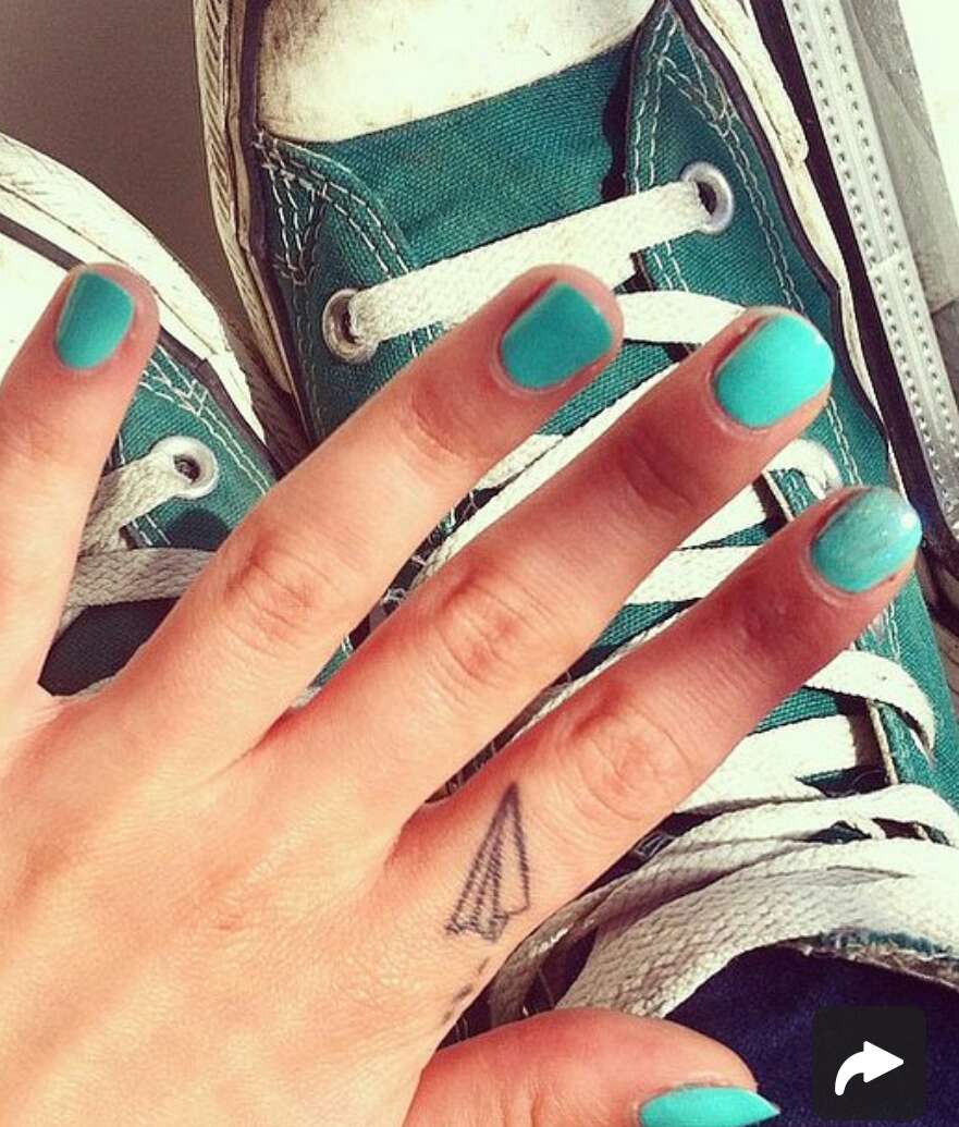   Beautiful Dainty Finger Tattoos For Women!