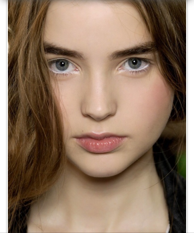  Use White Eyeliner to Make Your Eyes Look Bigger
