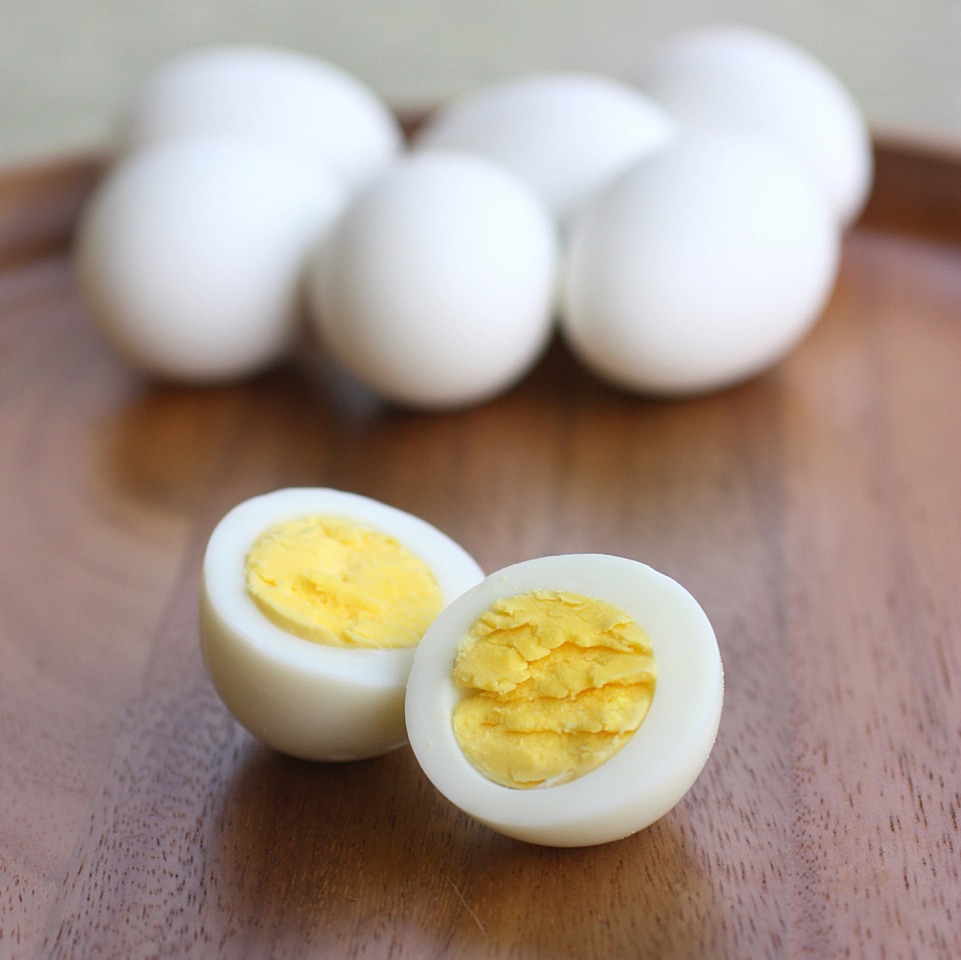 Boiled eggs help strengthen eyelashes and hair 