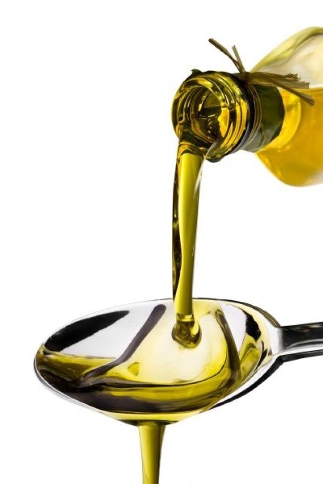 Add a tablespoon of olive oil to the cream and mix. 