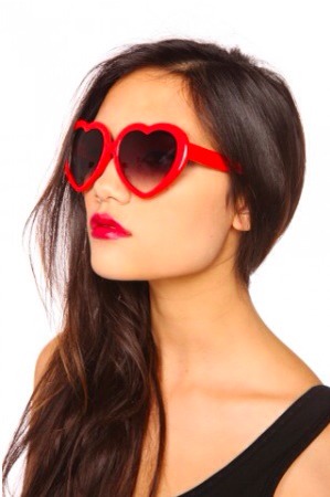 Wear Sunglasses.
A good pair of sunglasses are a great investment. Not to mention a fab summer accessory. But, even in the winter, you should be protecting your eyes from the sun's rays. Squinting isn't good for the skin around your eyes- it can cause early wrinkles around your eyes and on your face