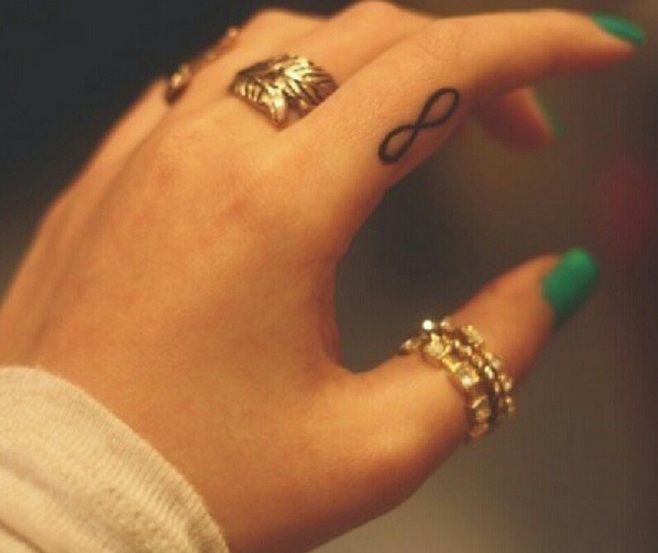   Beautiful Dainty Finger Tattoos For Women!