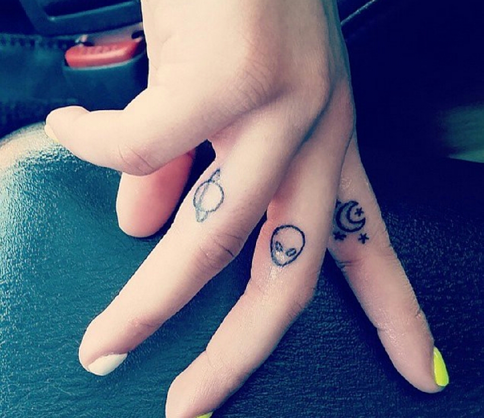   Beautiful Dainty Finger Tattoos For Women!
