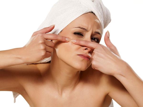 Fights Acne Acne is a common skin problem that is difficult to get rid of. However, oil pulling benefits the skin as it helps fight acne. Coconut oil pulling is the best as it has a detoxifying effect that prevents skin problems like acne and blemishes.