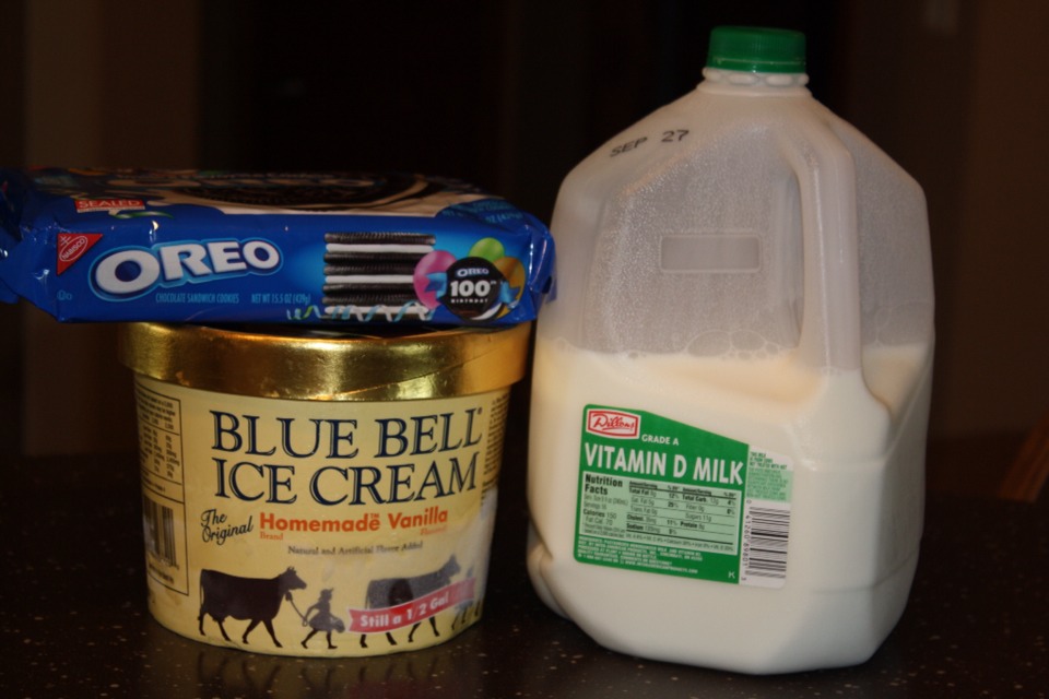 Ingredients: milk, icecream and Oreos