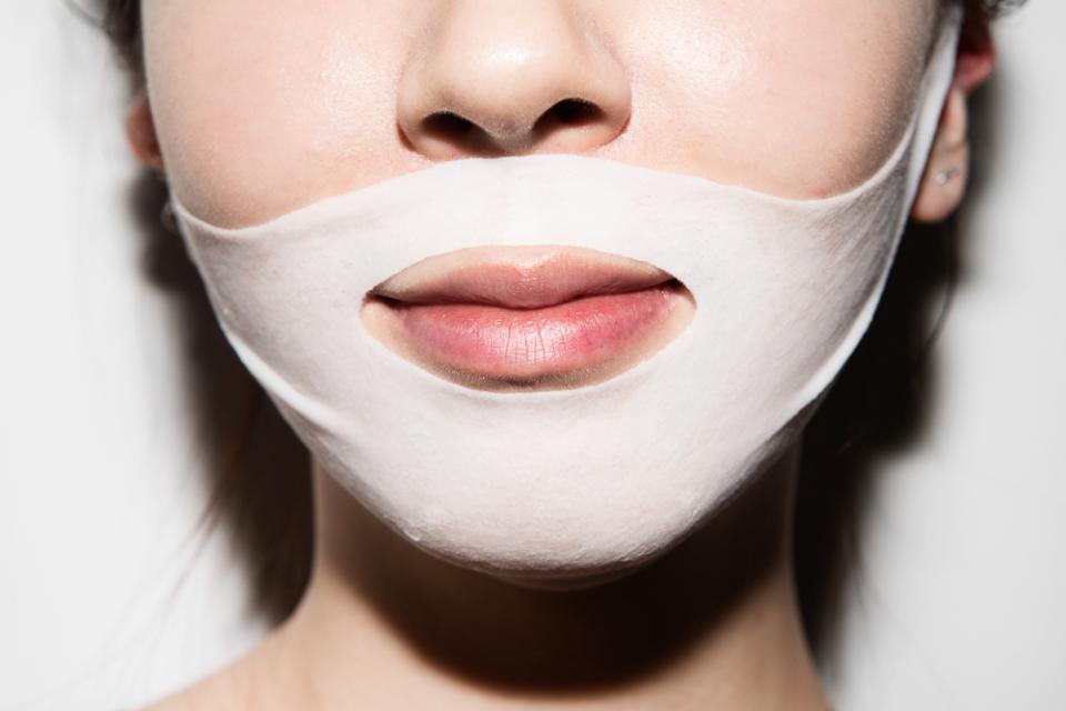 # 2: Cotton masksThese masks adhere to the skin a lot better than paper ones, and they also stay moist longer; we’re talking about 15-20 minutes. Five minutes’ difference might not sound like much, but it’s actually a lot when it comes to masks.