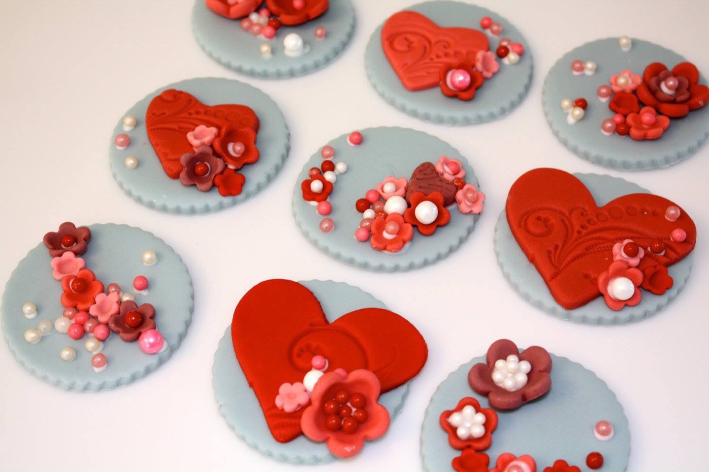 Adorable Cup Cake Topper Ideas And Some DIYs. π