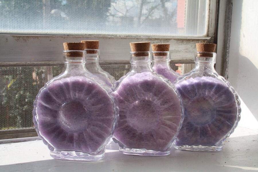 🏊STEP 2
Add a few drops of essential oils, and combine.