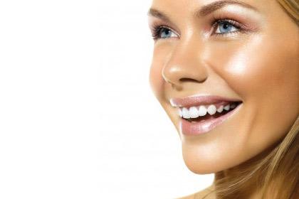 Step 1: Get your glow on!Everyone looks best in photos when they have a healthy, sun-kissed glow. Don't have a tan? Apply a self-tanner using a tanning mitt the day before taking photos to get bronzed skin without the sun damage. 