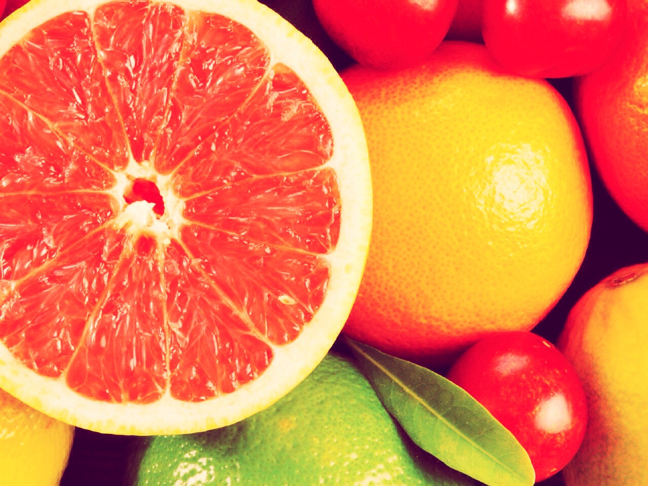 2. Grapefruit
Grapefruit is a delicious and nutritious sweet-tart snack, breakfast side or salad topping. But researchers have also discovered that eating grapefruit or grapefruit juice daily can aid in weight loss, possibly due to a reduction in insulin levels.
