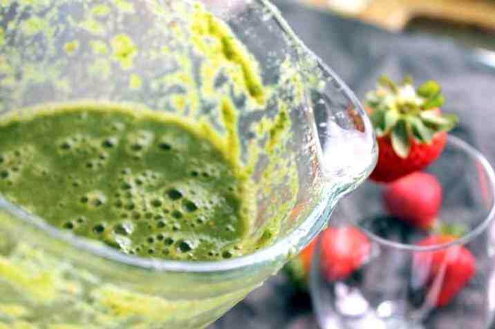 💚✨Vegan Detox Green Monster Smoothie {with kale, strawberry, cucumber, & banana}🍓🍌