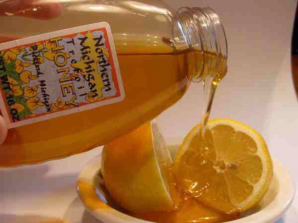 1. Lemon honey lip serum:

