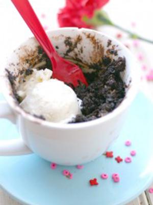 Valentines Day For One: 60-Second Gooey Chocolate Cake