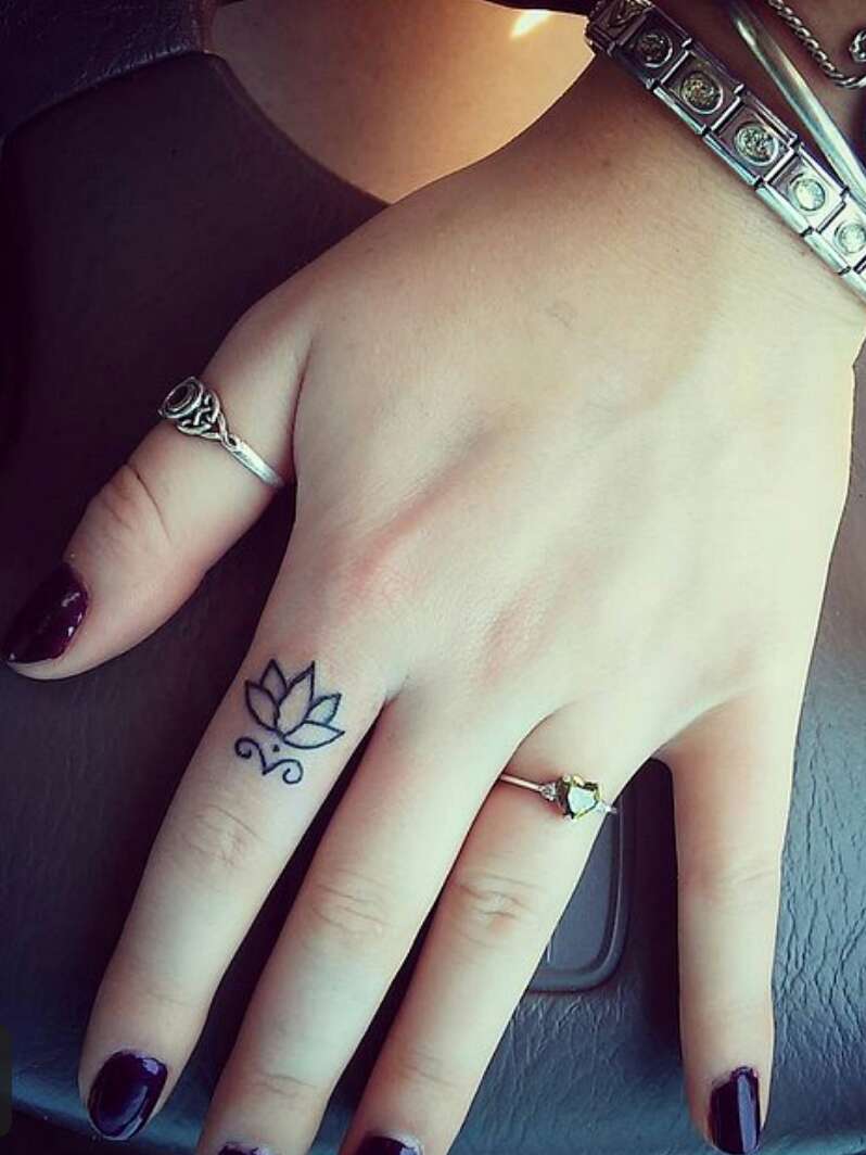   Beautiful Dainty Finger Tattoos For Women!