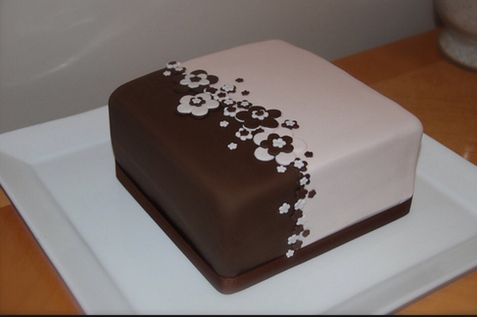 A simple yet sophisticated monochromatic cake 