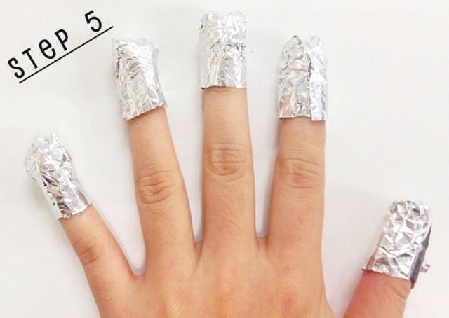 11. To remove glitter manicure.
Cut a cotton ball into four quarters and soak them in nail polish remover. Place each quarter on the top of your nail and rap them up with a silver foil. Do that for each nail. After a few minutes, slide these silver caps off and you'll see the magic.