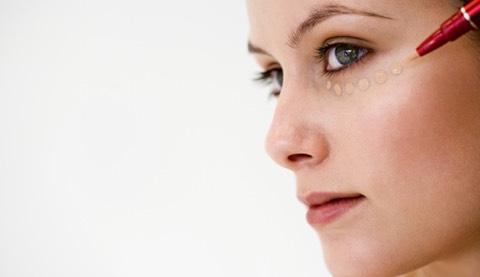 Step 1:Apply Concealer to Your Dark Bits 
Your goal with this first step is to even out the eye area.This means applying concealerAnd dotting it with the pad of your finger or a concealer brush to the blue-ish,purple-y places around your eyes.If youHave perfect,non-bluish skin,move onTo the next ste