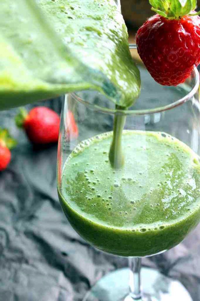 💚✨Vegan Detox Green Monster Smoothie {with kale, strawberry, cucumber, & banana}🍓🍌