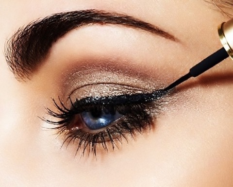 Step3:Line the Eyes
If you’re going for a casual,I’m-not-wearing-makeup daytime look,you can skip this step.But I do love a nicely lined eye.Liners help makeYour eyes pop and if you blend correctly,it won’t be obvious
You can use liquid liners or an eye pencil,I preferTo useDark eyeshadowsAs eyeline