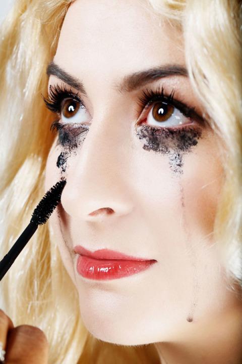 12. Smudge on Mascara:- To take the look to the next level, continue by smearing mascara onto your lids and underneath your eyes. Use the mascara wand to make it appear like you've been crying.