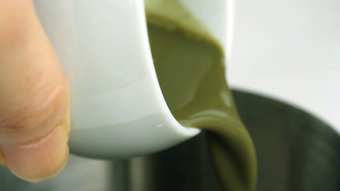 make green tea first by mixing green tea powder and hot water.

