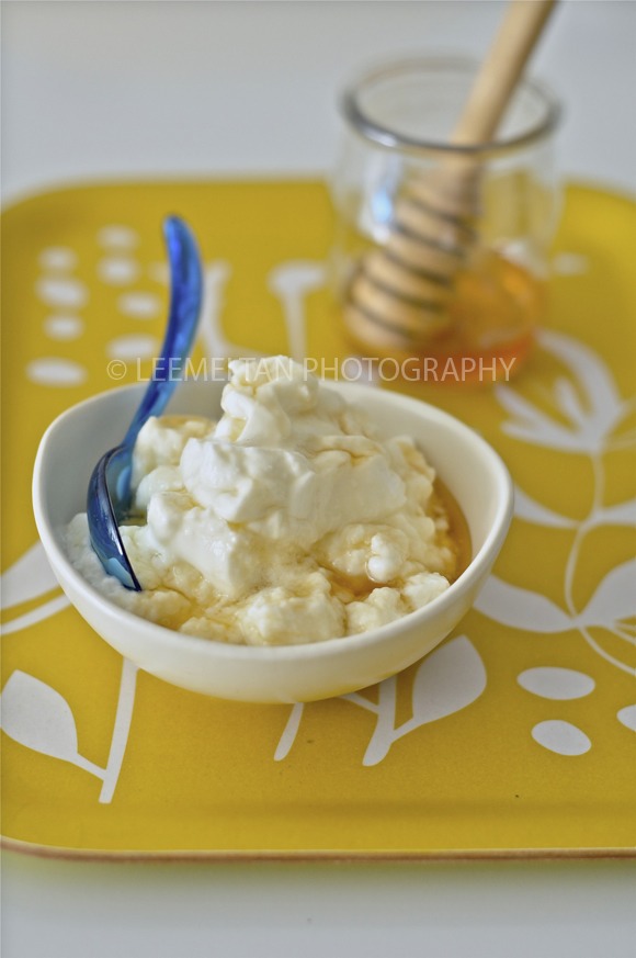 Honey yogurt :)
-1/2 cup of non-fat Greek yogurt
- dash if cinnamon
-1 tsp of honey