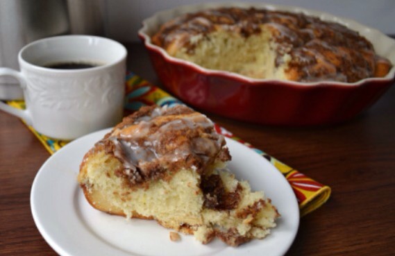 Cinnamon roll coffee cake pie