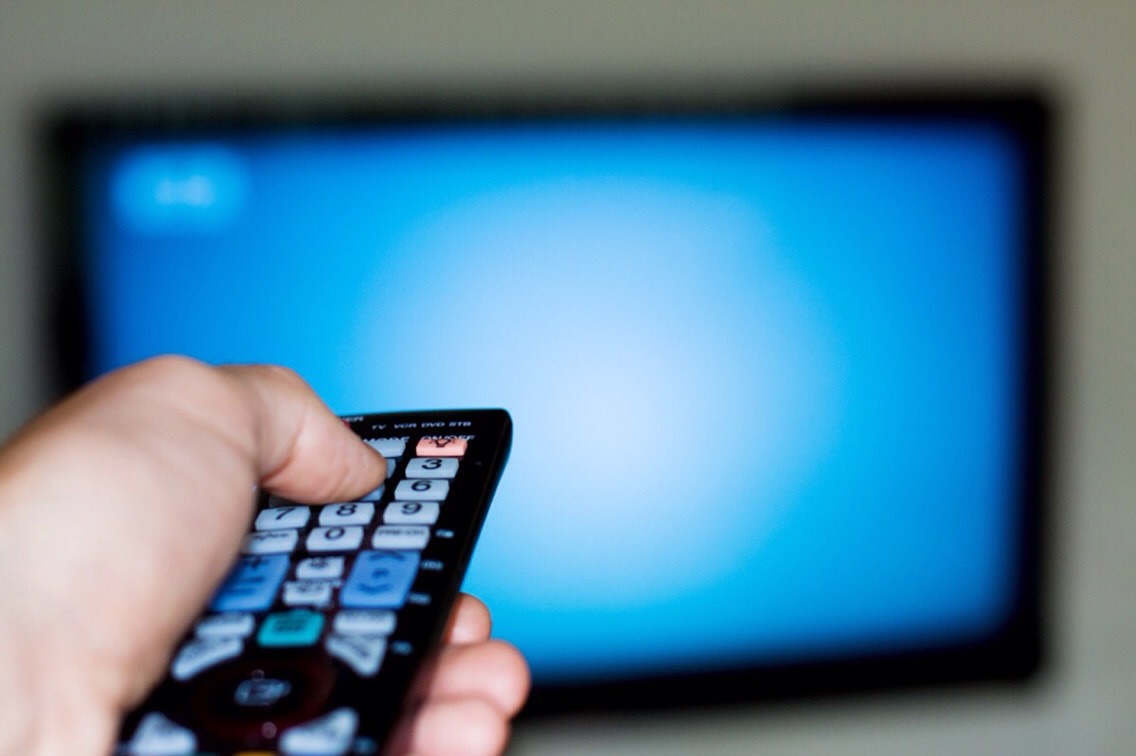 6) Take TV breaks! Don't put off cleaning just because your favorite show is supposed to be on. If you can't go without TV, try to clean as much as you can during the commercial breaks.