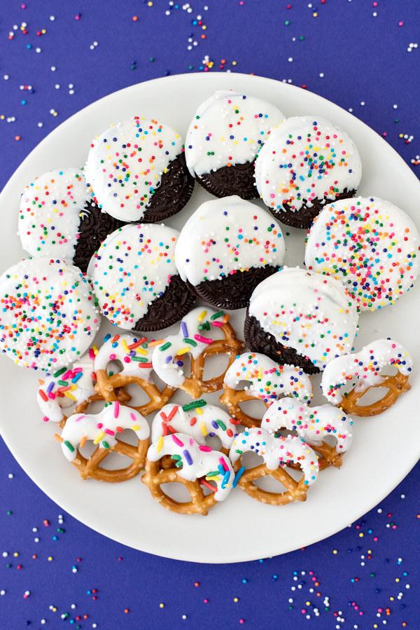 8. White Chocolate Dipped Oreos and Pretzels

https://asideofsweet.com/white-chocolate-dipped-pretzels-oreos/
